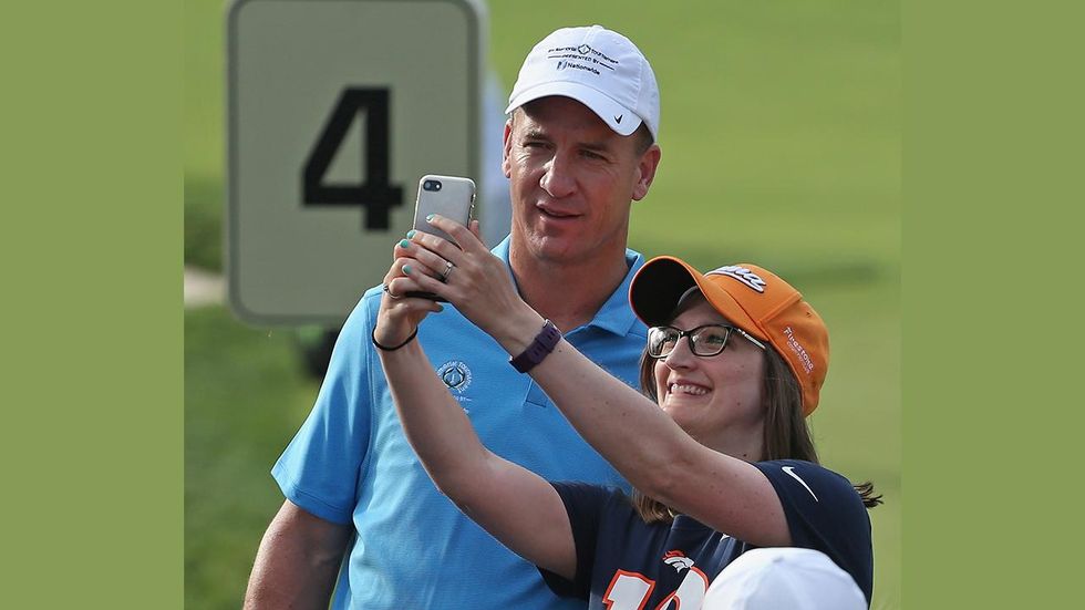 Former NFL quarterback surprises special fan with surprise appearance at family photo