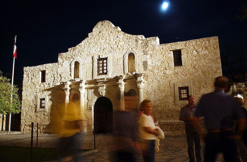 Proposal to stop calling Alamo defenders 'heroic' has Texas governor fuming