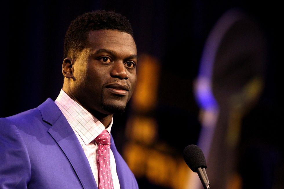 Saints football player rounds up team, opposing team to take a knee — it might not be what you think