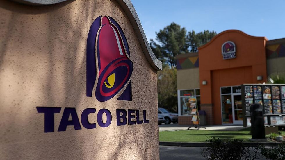Video shows Taco Bell cashier telling customer she cannot order her food in English — only Spanish