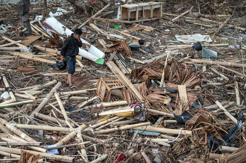Death toll from earthquake in Indonesia hits 844; hundreds of bodies thrown in mass graves