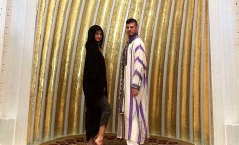 Examine This Photo of Selena Gomez Visiting an Abu Dhabi Mosque — Can You Spot Why Some Are Upset?