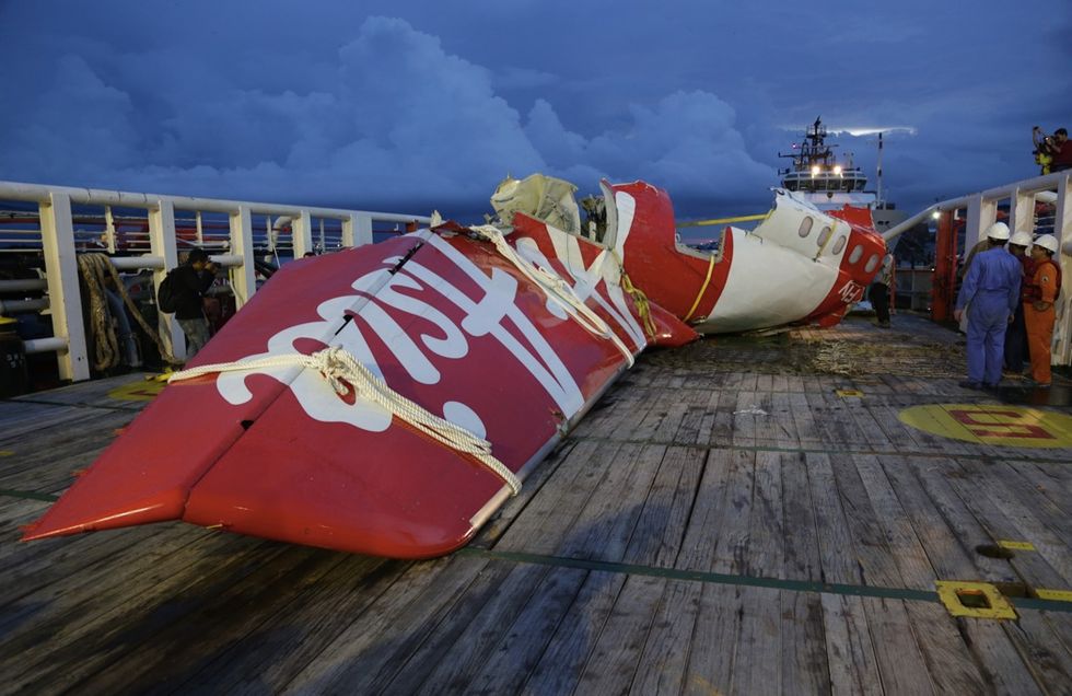Divers Retrieve Black Box from Crashed AirAsia Flight on Bottom of Java Sea, Official Says