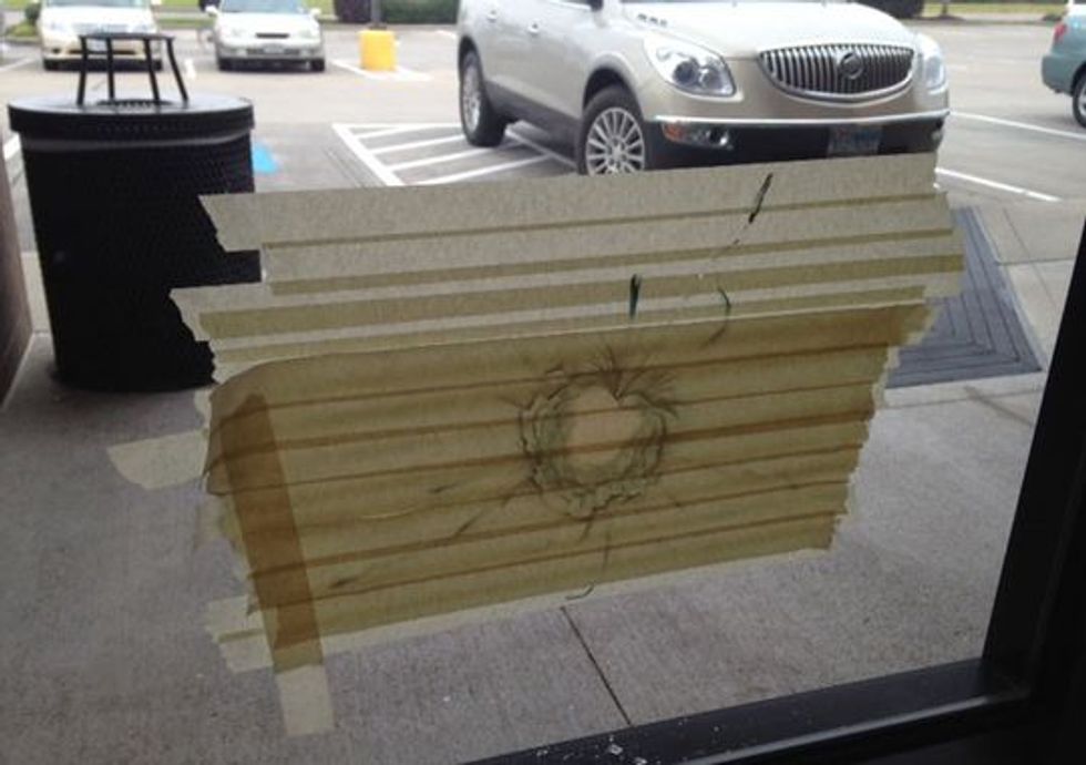 Armed Robbers Enter Restaurant, Force Owner and His Wife to the Ground — Then the Guy Who Was Still Eating Got Up…