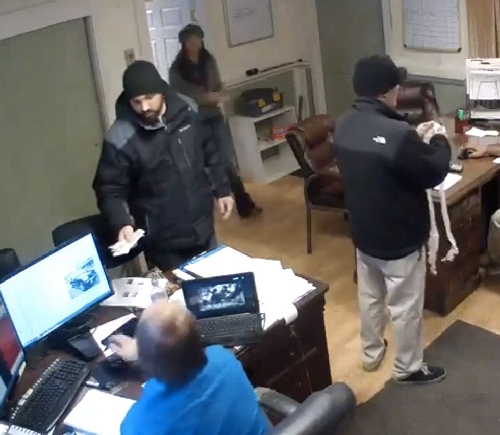 Pizza Delivery Man Thought He Had Been Given a $7 Tip — but What the Car Dealership Did to Him After Has People Outraged