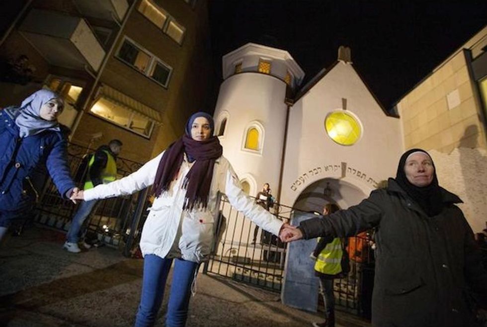 See What Happened When Hundreds of Muslims Surrounded a Synagogue to Show the 'True Face' of Islam