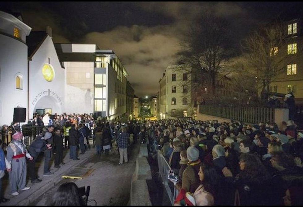 Was the Muslim 'Ring of Peace' Around the Norway Synagogue Really an MSM 'Hoax'?