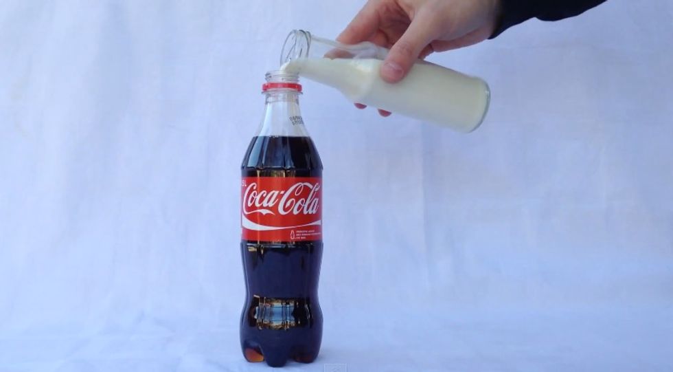 When You Mix Coca-Cola With Milk, a ‘Disgusting’ Yet ‘Incredible’ Reaction Occurs All At Once