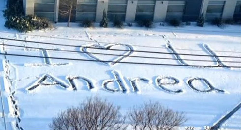 Guy Says He Wanted His Fiancee to Know He Loves Her – and Now More Than a Million People Know It Too 