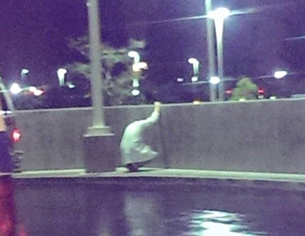 Powerful Photo Purportedly Shows Moment 'ER Doctor Steps Outside After Losing a 19-Year-Old Patient