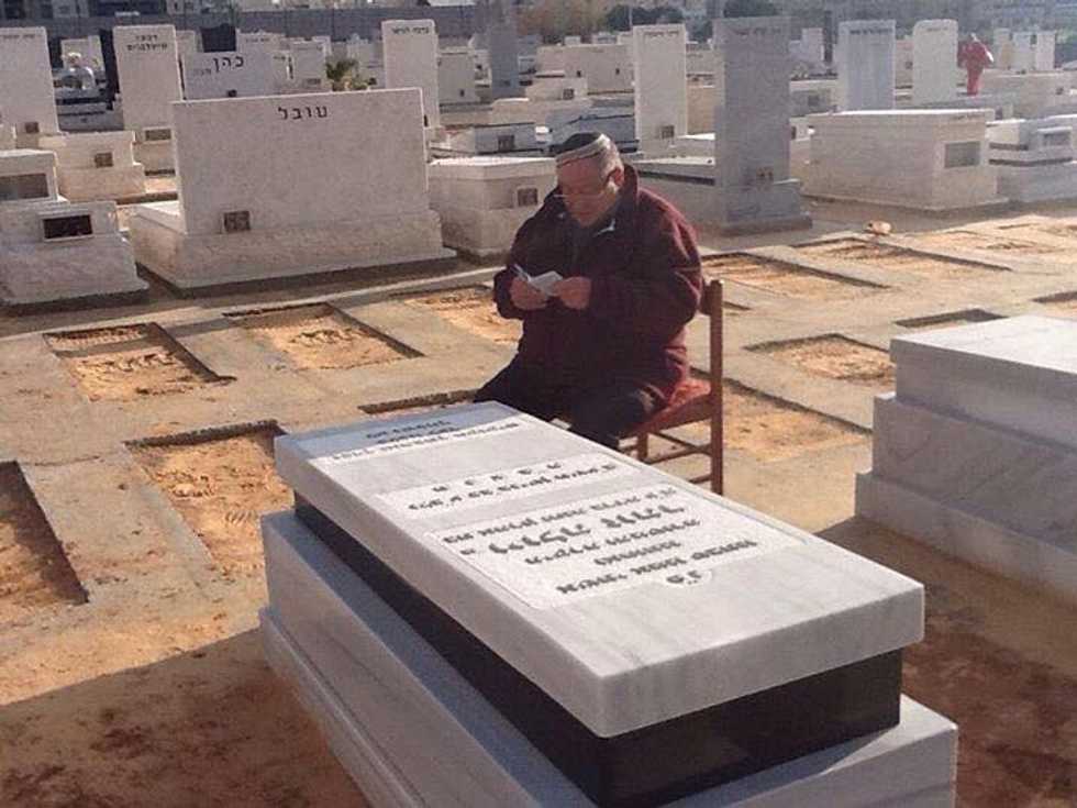 A Widower Had No One to Join Him for His Wife's Memorial, Until Someone Posted a Heartbreaking Photo of Him Alone at Her Grave