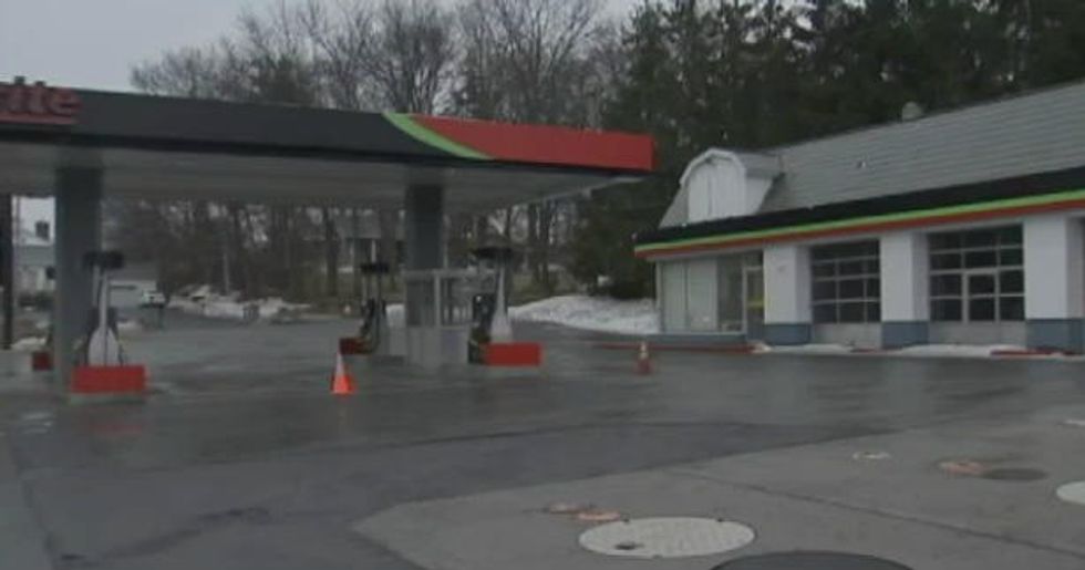 After Their Cars Broke Down, 10 Drivers Discovered They Had One Thing in Common: Visiting This Gas Station