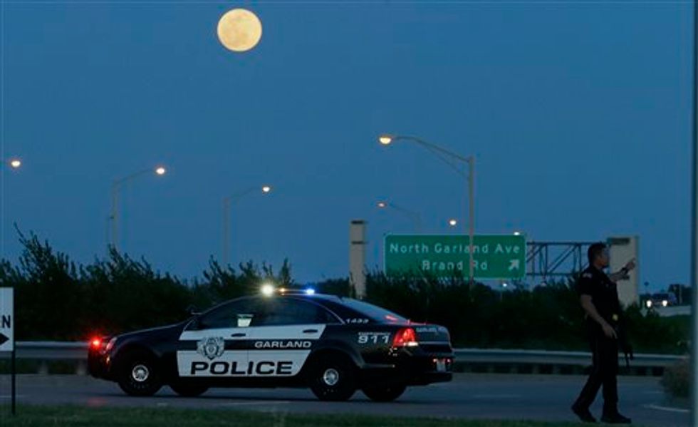 Texas Police Say a Traffic Cop Took Down Both Gunmen at Muhammad Cartoon Event