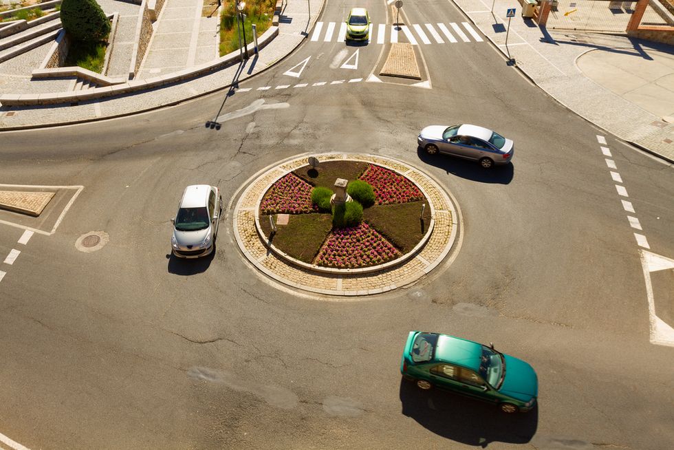 Hate traffic circles? Maybe some drivers just don't know how to navigate them properly. Here's a quick driver's ed refresher