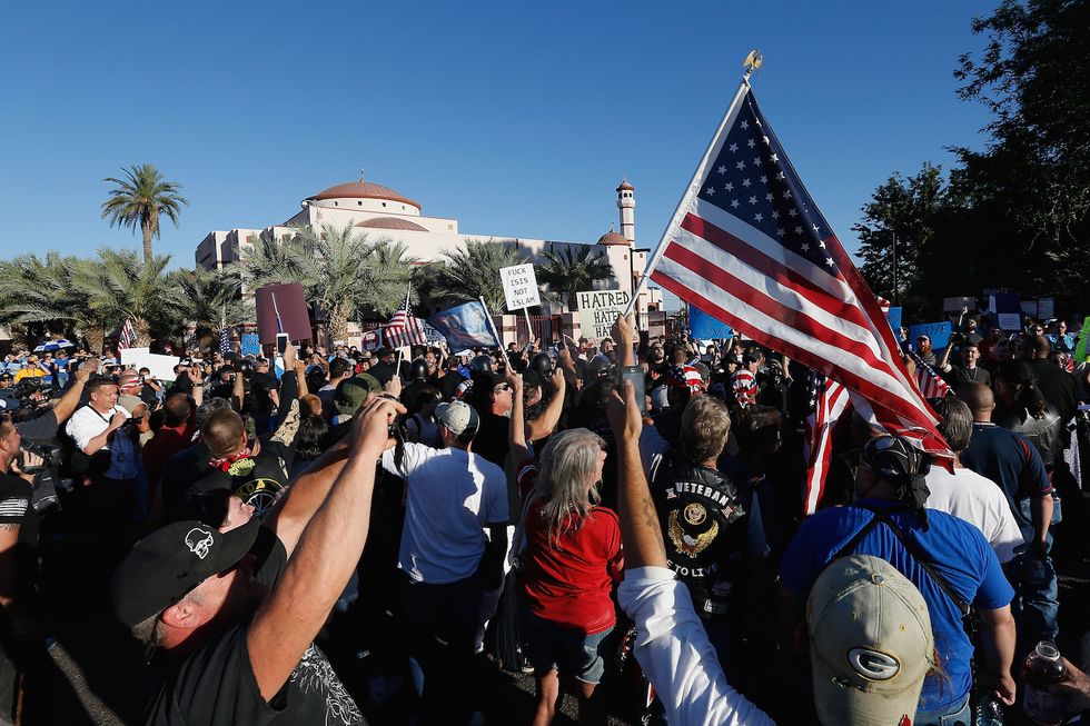 Despite Extreme Tension, ‘Free Speech’ Protest Outside Phoenix Mosque Remains Peaceful