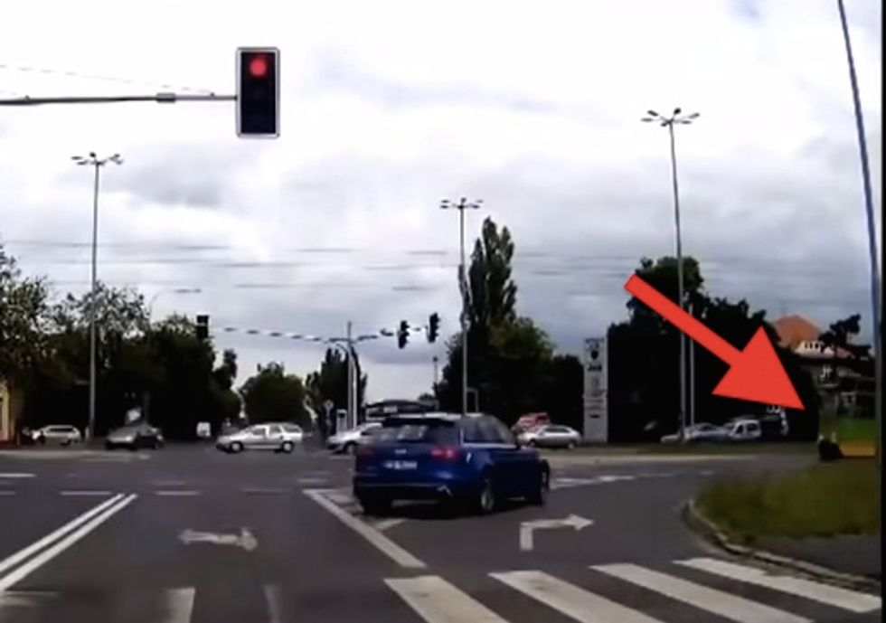 This Video Proves Why You Should Always Stop Before Turning Right on Red
