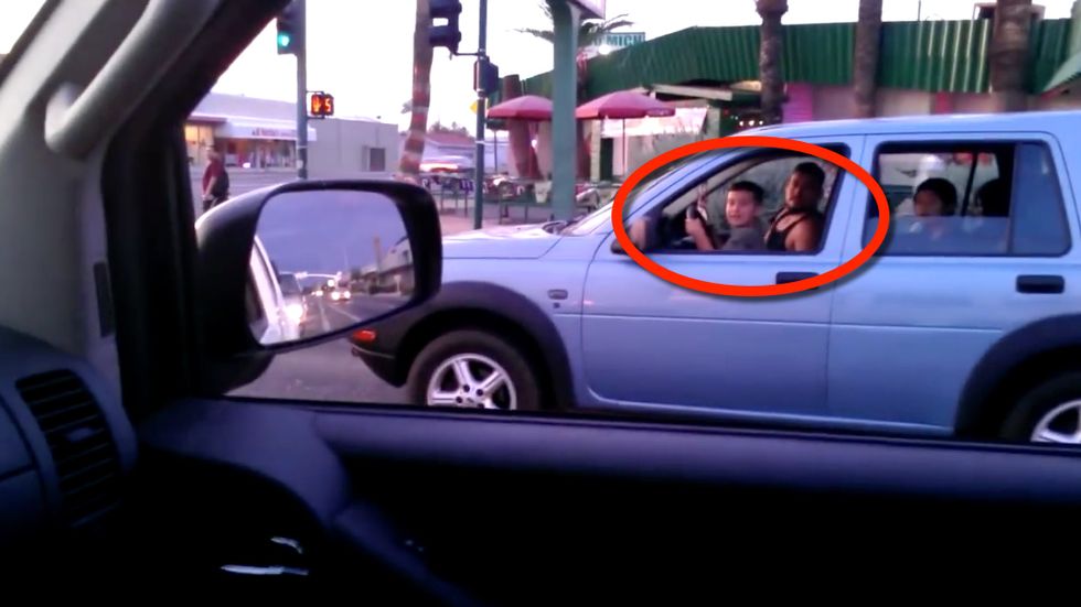 When You See What This Motorist Noticed About the Car Next to Him, You’ll Understand Why He Started Screaming
