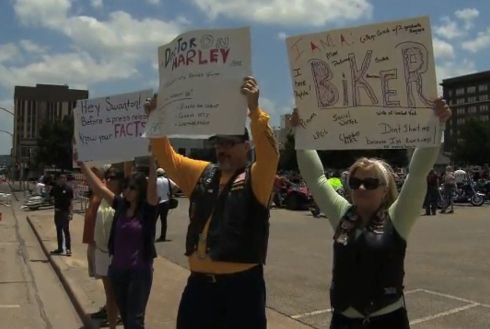 Hundreds of Bikers Roar Into Waco and Protest Jailing of Fellow Bikers Over Deadly Shooting