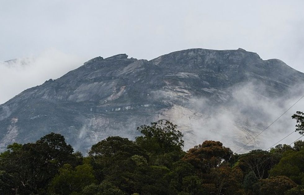 There's Something Odd About a Picture Taken of Donors Helping Victims of an Earthquake on This Mountain: 'It Is Strange