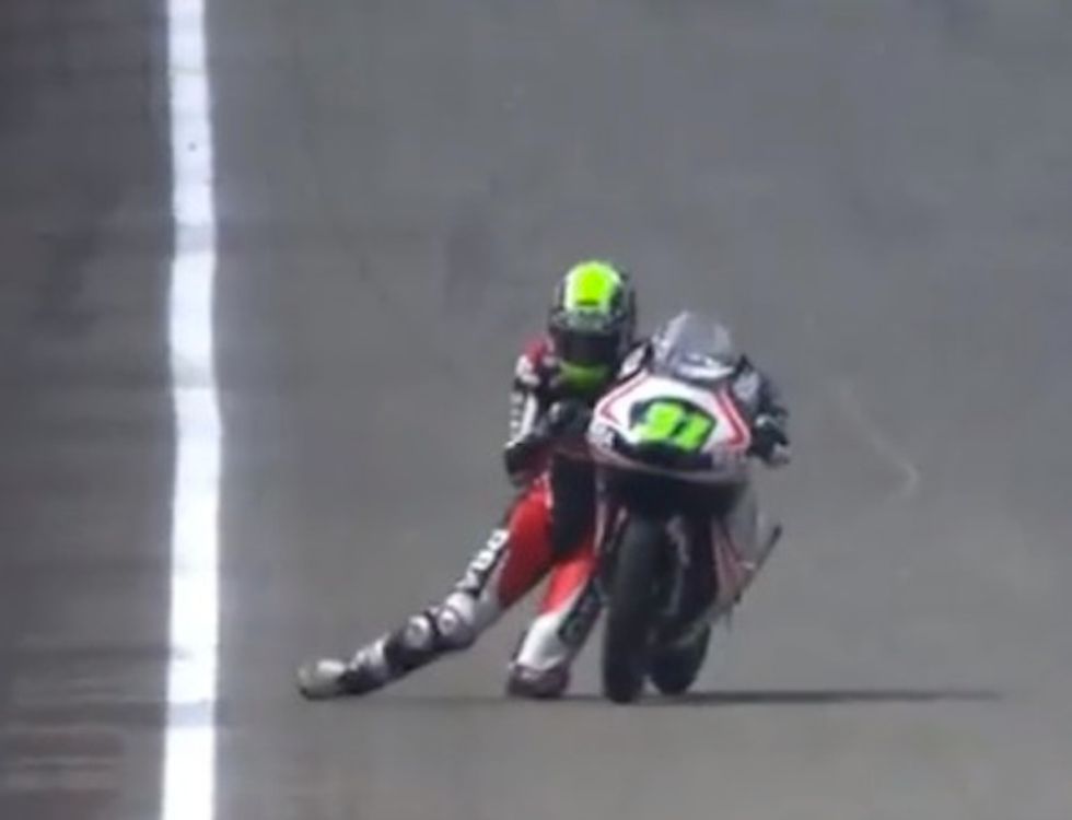 Incredible Moment a Motorcyclist Lost Control But Was Still Able to Save Himself and Finish the Race