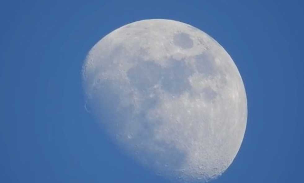 Photographer's Zoom on the Moon Is So Close You'd Think He Was in Space When He Took These Images