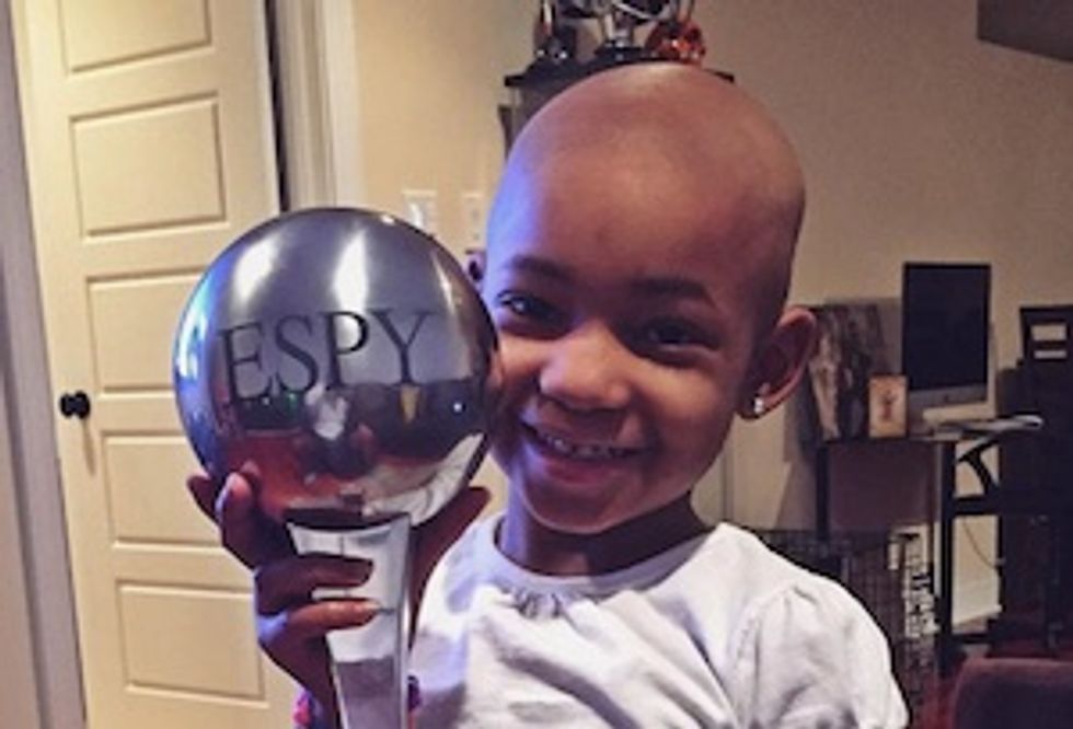 Image of this NFL player's courageous, cancer-fighting daughter with her ESPY award will melt your heart
