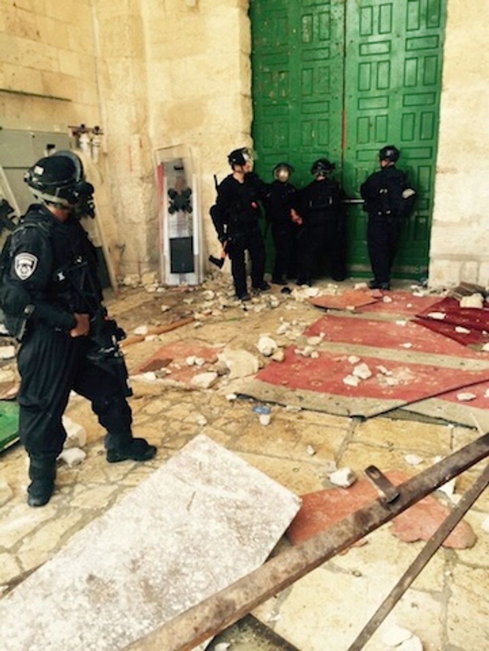 Palestinians Prepared to Attack Jews on the Temple Mount on Holiday Marking the Destruction of the Holy Temples