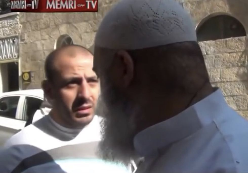 Watch as Sheikh Preaching Radical Islam to Young Children Is Unexpectedly Interrupted by Bold Bystander