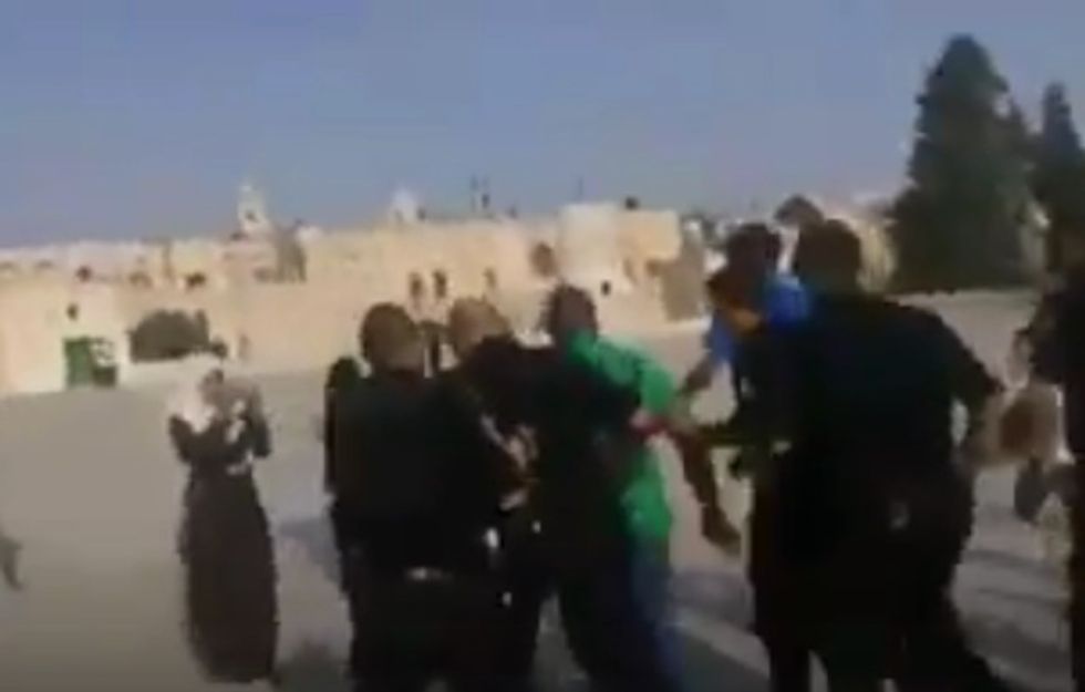 Palestinians Attack Christian Tourist at Jerusalem Holy Site Because He Had an Israeli Flag: Police