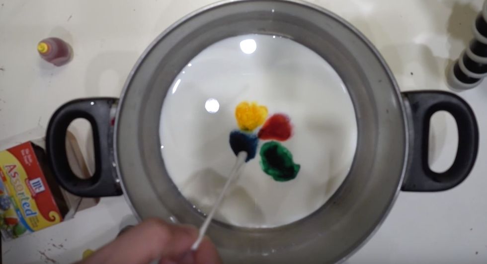See Incredible Reaction That Occurs After Milk, Food Coloring and Dish Soap Are Mixed Together