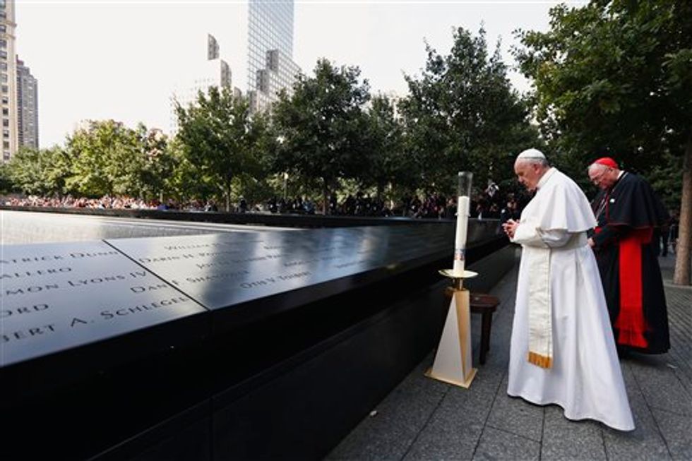 Islamic State Supporters Slam 'Coconut' Muslims in U.S. Who Joined Pope Francis for Interfaith Outreach