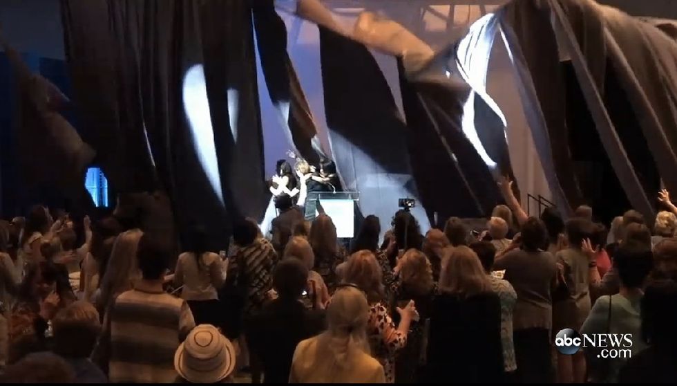 Caught on Video: Crowd Screams as Carly Fiorina’s Stage Curtains Collapse in the Middle of Her Speech