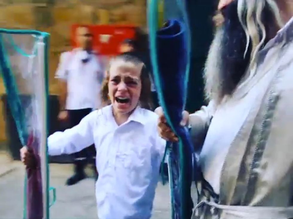 Video: Young Boy Cries, Grabs His Father as Frenzied Palestinians Shout and Chase Them After Jewish Prayers at Jerusalem Holy Site