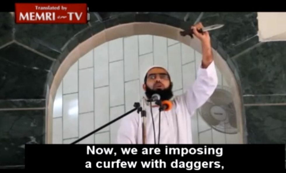 Brandishing Knife, Muslim Cleric Gives Disturbing Instructions to Palestinians: 'Cut Them Into Body Parts!