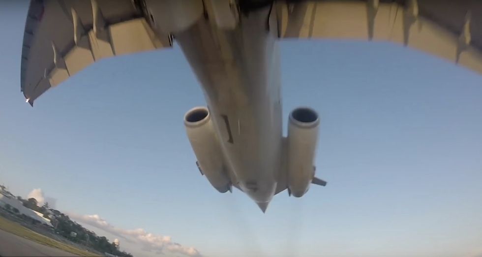 What It Looks Like When a Passenger Jet Races Toward You and Takes Off Just Feet From the Top of Your Head