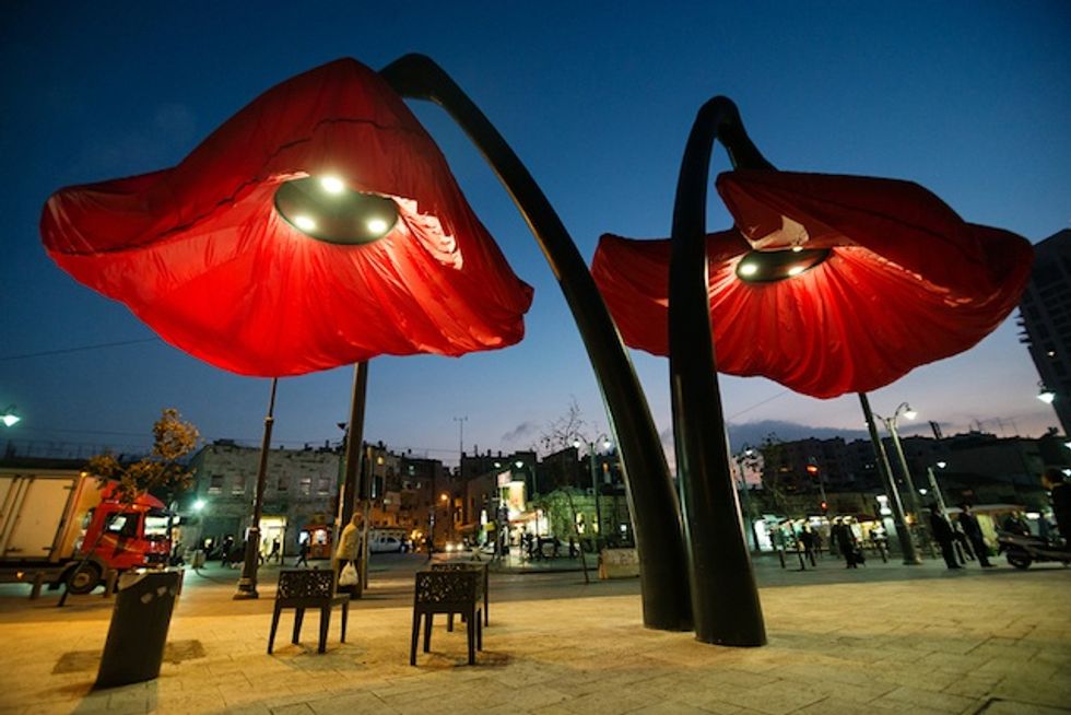These Jerusalem Streetlights React to Motion in a Beautiful Way