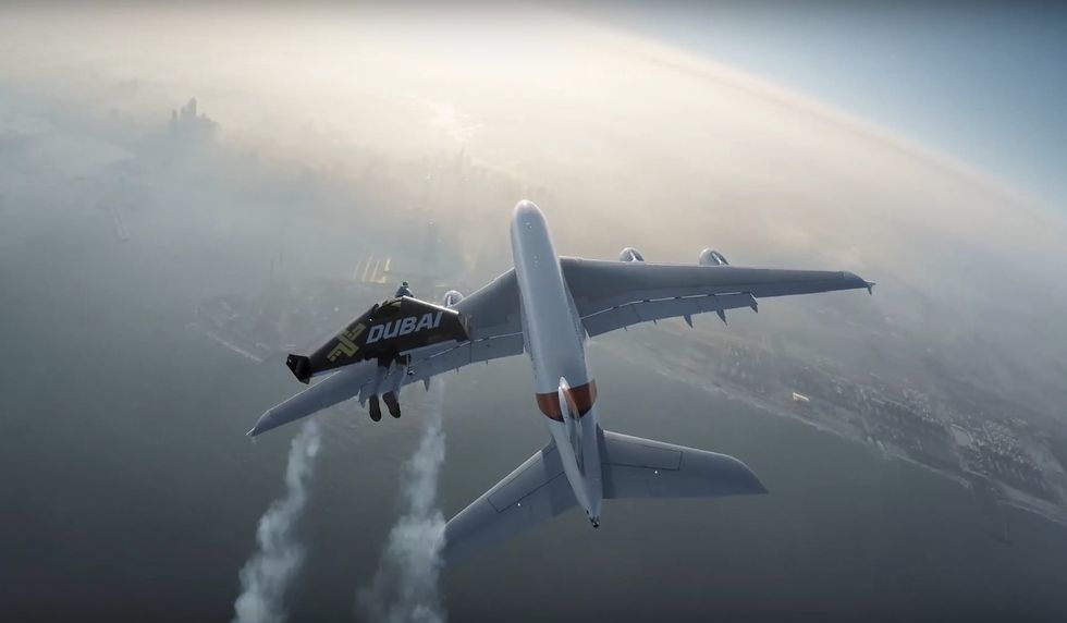 Check Out Two Daredevils Armed With Jetpacks Flying Alongside the Largest Passenger Plane on Earth