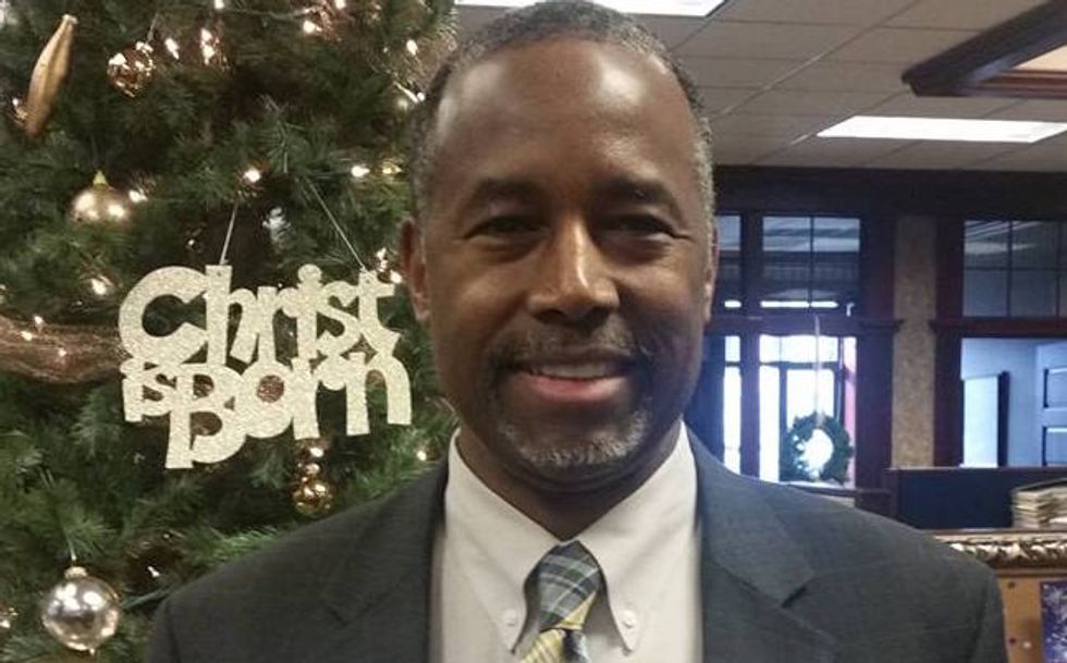 Photo of Ben Carson Holding Sign With Two-Word Message Goes Viral: 'Not Afraid to Say...