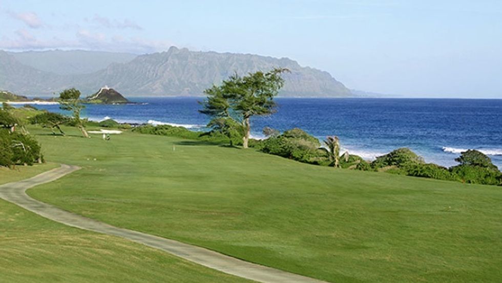 Obama Starts Hawaii Vacation on the Green