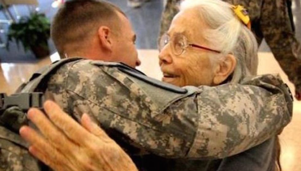Fort Hood’s ‘Hug Lady,’ Who Devoted Life to Expressing Gratitude to Troops, Dies on Christmas Eve