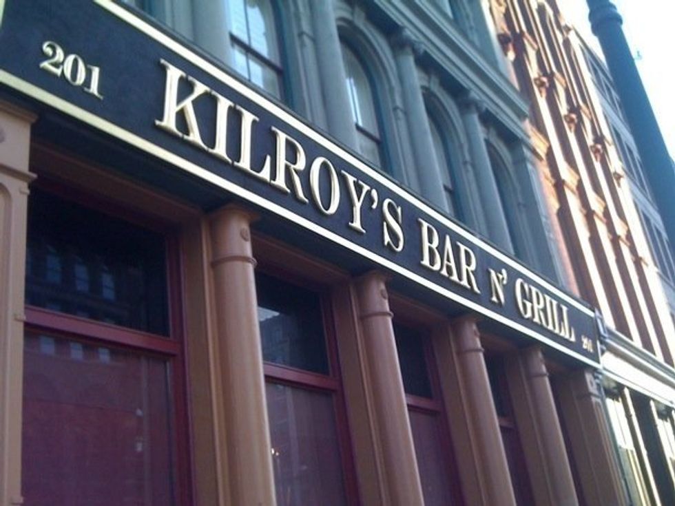Fed-Up Bar Manager Sets Record Straight After Woman Slams His Business for Allowing Dying 'Junkie' to Ruin Her New Year's Eve Dinner