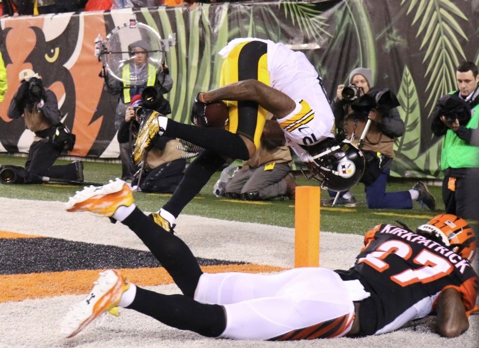 Amazing Acrobatic Effort': Steelers' Receiver Hauls in Touchdown Catch You Need to Watch a Few Times in Slo-Mo to Appreciate