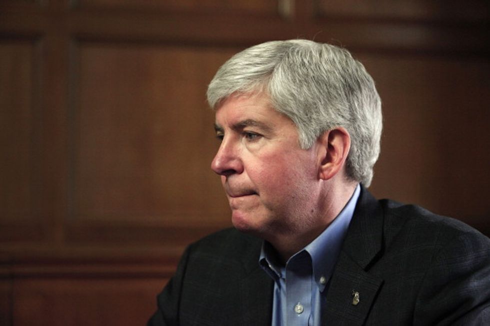 Bernie Sanders Calls for Resignation of Michigan Governor Following Lead-Poisoning Crisis