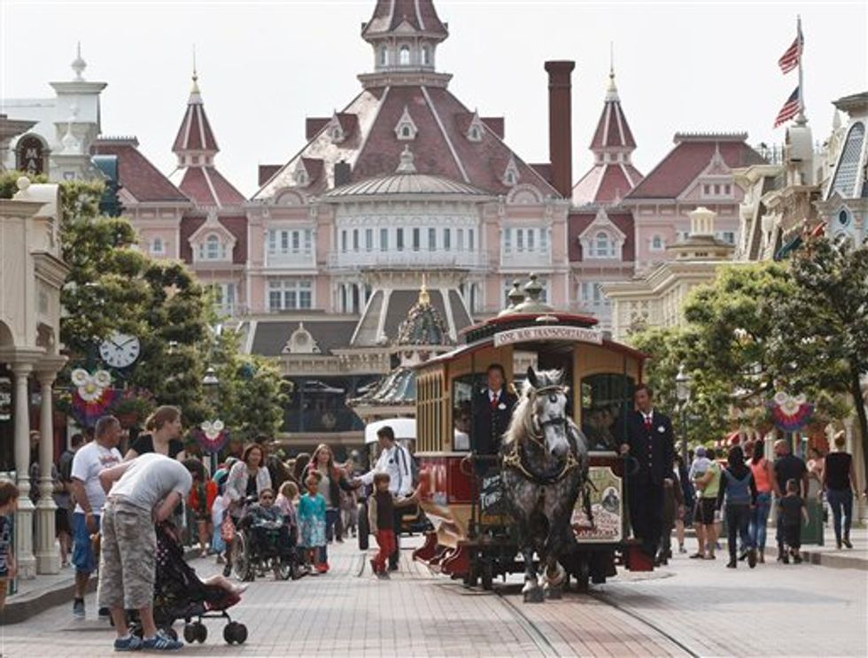 Police: Couple With Handguns, Koran Arrested at Hotel at Disneyland Paris; No Injuries