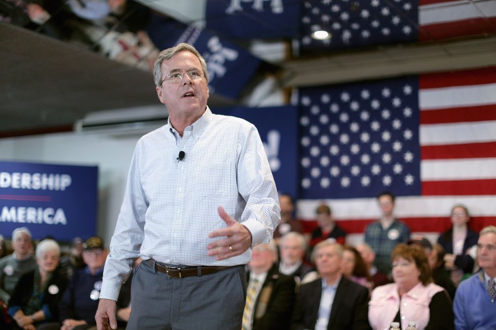As Iowa Caucus Begins, Jeb Bush Campaigns in New Hampshire 