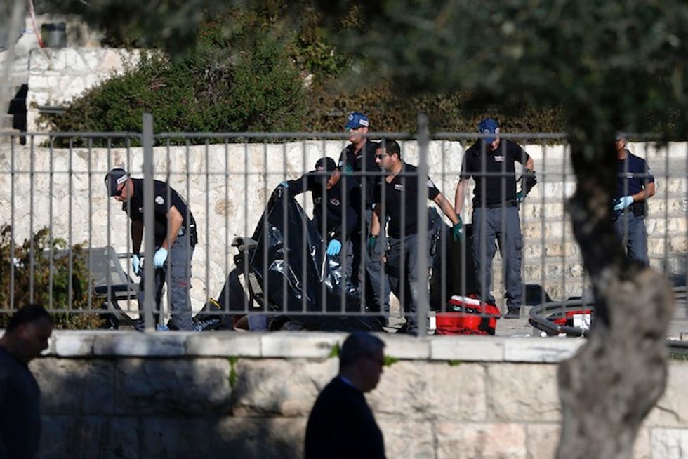 Palestinians Armed With Knives, Guns, Explosives Attack Israeli Police Near Jerusalem Holy Sites