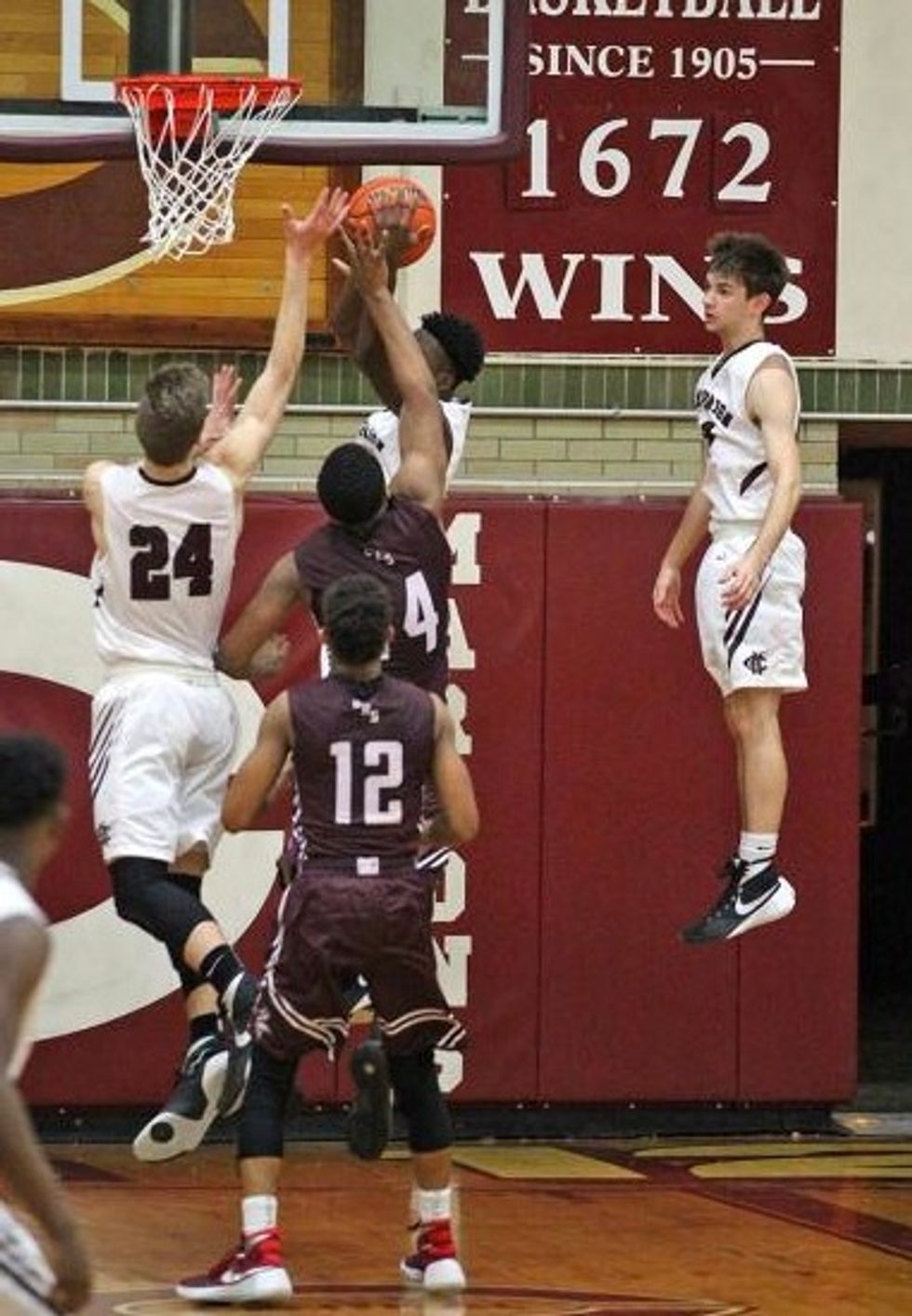 See the Viral Photo of a High School Basketball Player 'Levitating’ During a Game