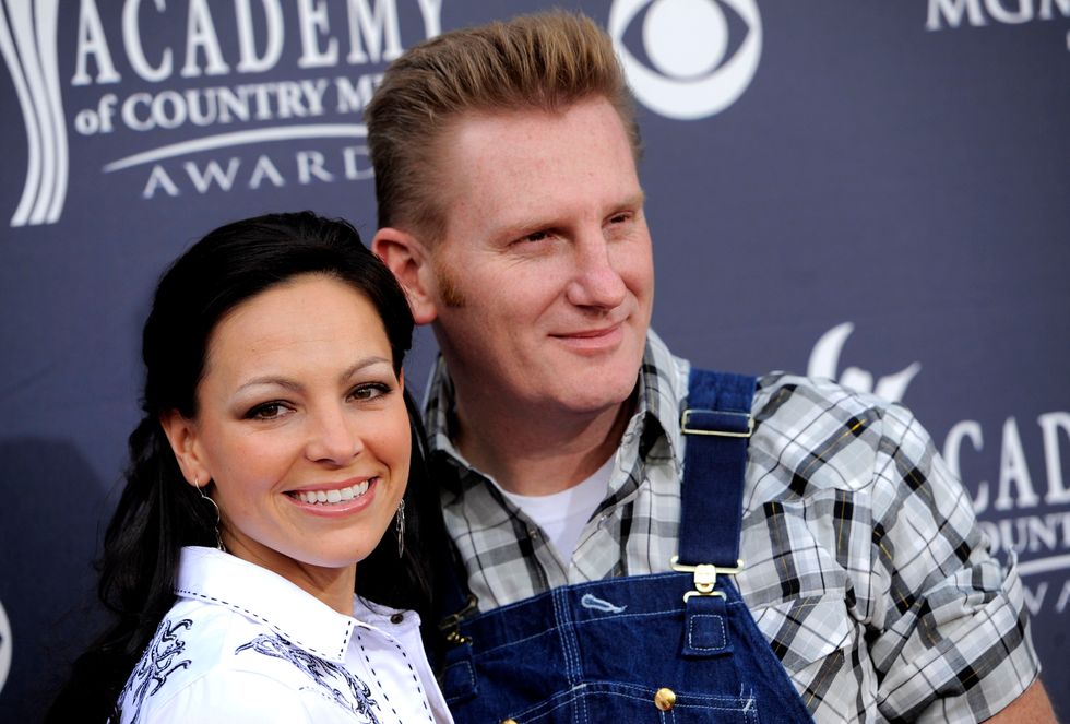 What Grieving Father of Country Music Star Joey Feek Revealed During Her Memorial Left the Crowd Erupting in Applause