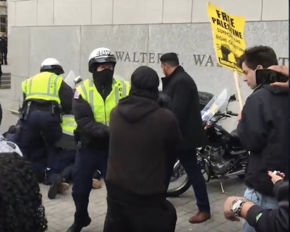 Burn in Hell Zionist Scum!': AIPAC Attendee Reportedly Beaten Outside Conference as Anti-Israel Protesters Close In, Converge on Cops