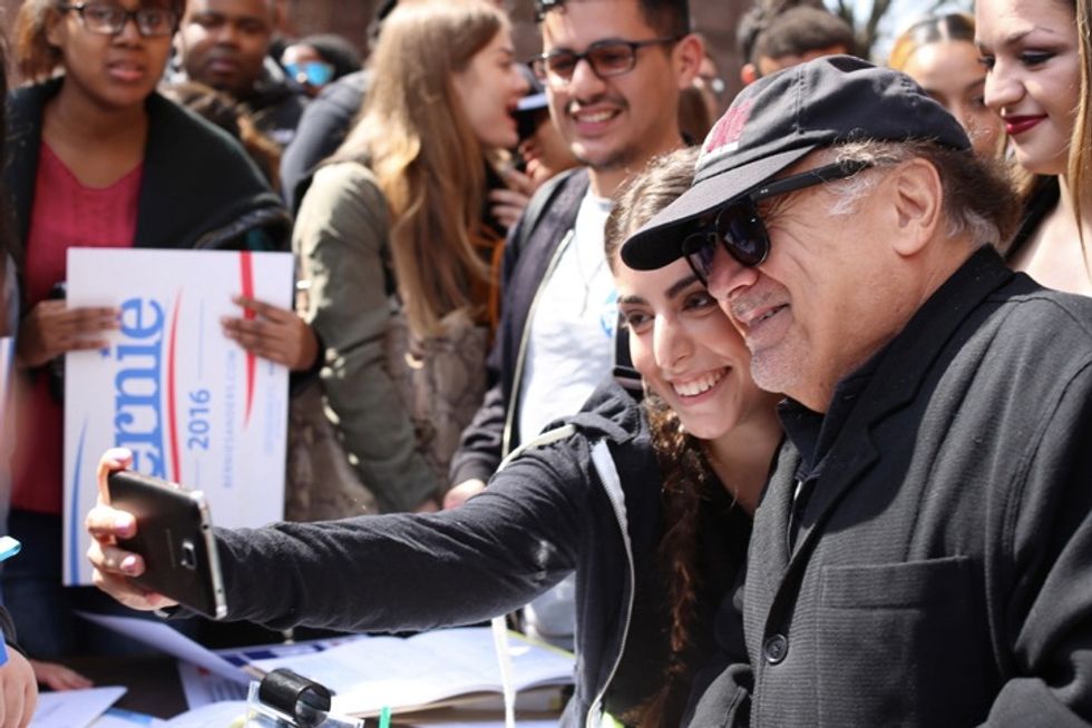 Major Hollywood Star Endorses Sanders, Says Clinton Is 'Co-Opted by Monied Influences